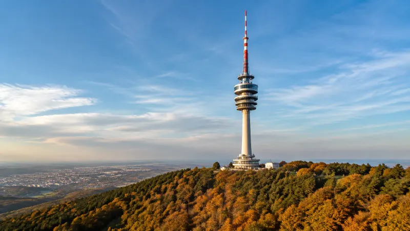 A Pécsi TV-torony a Misina-tetőn, háttérben a Mecsekkel – MI-vel generált illusztráció