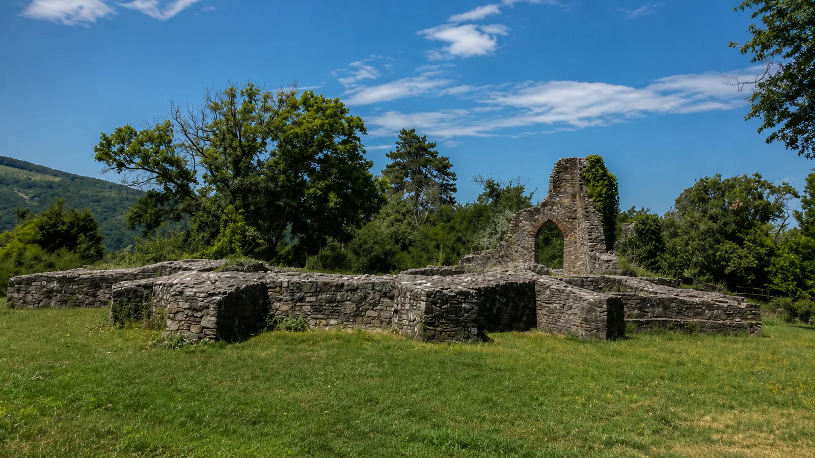 A mecseknádasdi Schlossberg középkori templomromja a Várhegyen – MI-vel generált illusztráció