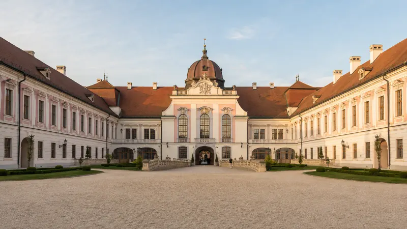 A Gödöllői Királyi Kastély barokk főhomlokzata a díszudvarral – MI-vel generált illusztráció