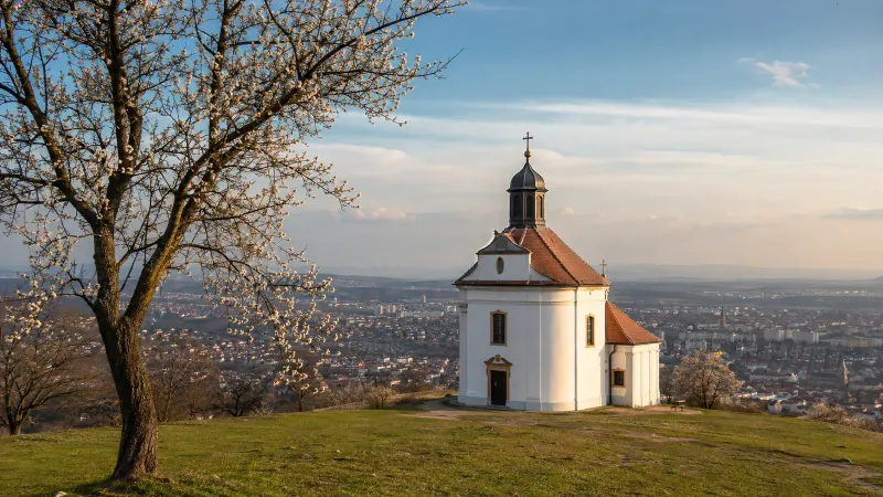 A fehér havihegyi kápolna Pécs fölött, panorámával a városra – MI-vel generált illusztráció