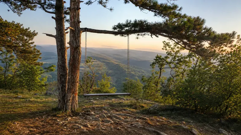 A Flóra-pihenő panorámahintája a Mecsekben – MI-vel generált illusztráció