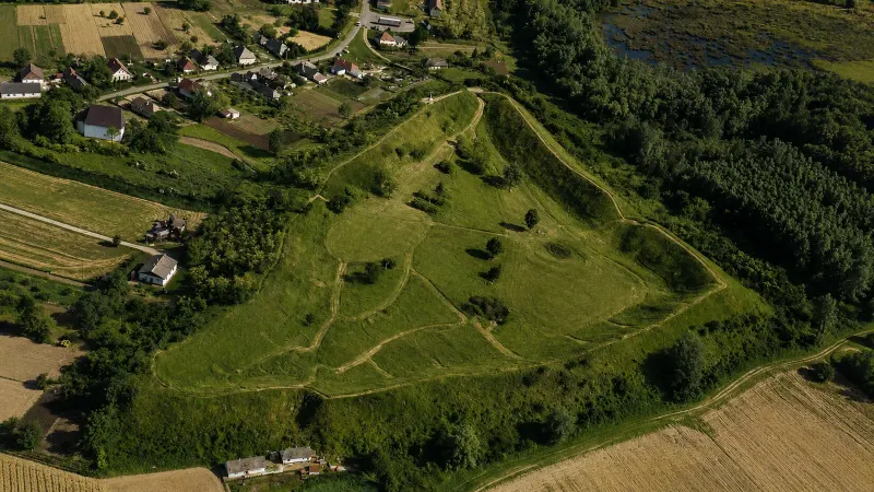 A szabolcsi földvár monumentális sáncai és az Árpád-kori templom – MI-vel generált illusztráció