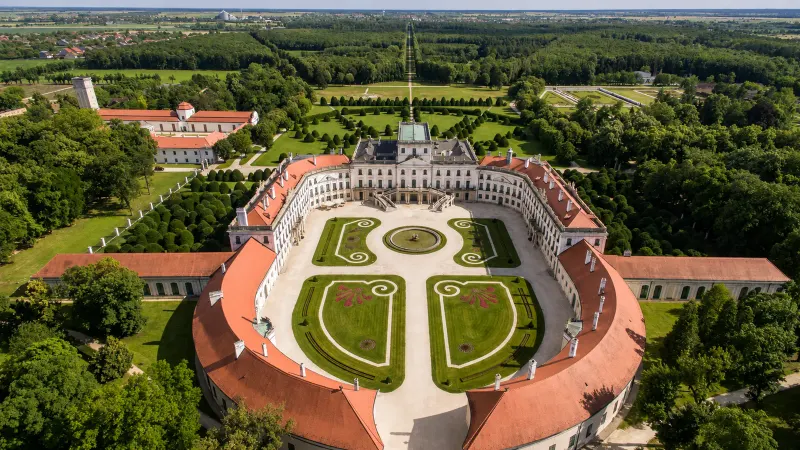 A fertődi Esterházy-kastély barokk díszudvara – MI-vel generált illusztráció