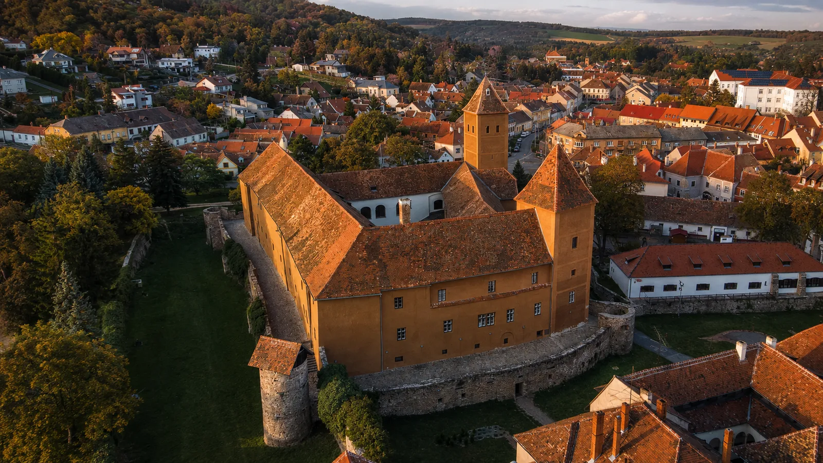 A kőszegi Jurisics-vár belső udvara és tornyai – MI-vel generált illusztráció