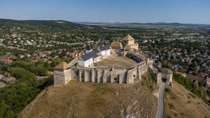 A Sümegi vár a város fölé emelkedő kopár hegy tetején – MI-vel generált illusztráció