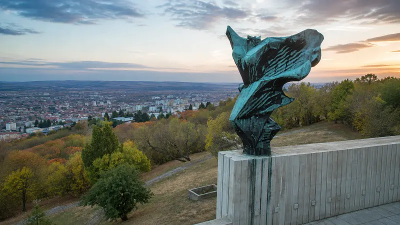 A Niké-szobor a Mecsek oldalában, háttérben Péccsel – MI-vel generált illusztráció