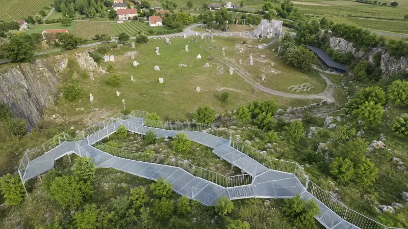 Kőszobrok a Nagyharsányi Szoborpark egykori kőbányájában – MI-vel generált illusztráció