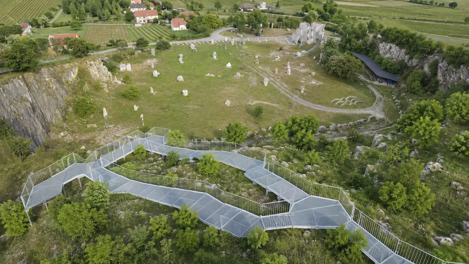 Kőszobrok a Nagyharsányi Szoborpark egykori kőbányájában – MI-vel generált illusztráció